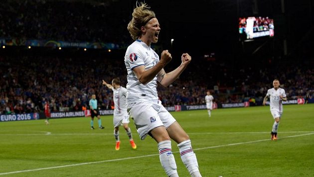 Islandský záložník Birkir Bjarnason se raduje z vyrovnávacího gólu proti Portugalsku. Islandský záložník Birkir Bjarnason se raduje z vyrovnávacího gólu proti Portugalsku.