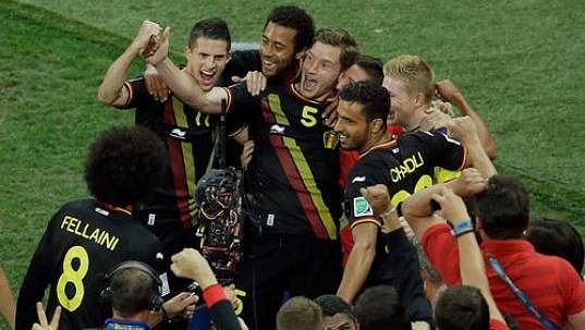 Belgický kapitán Jan Vertonghen (5) slaví se svými spoluhráči jediný a zároveň vítězný gól v utkání s Koreou. Belgický kapitán Jan Vertonghen (5) slaví se svými spoluhráči jediný a zároveň vítězný gól v utkání s Koreou.