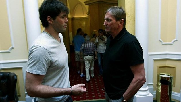 Jaromír Jágr v rozhovoru s reprezentačním koučem Aloisem Hadamczikem. Jaromír Jágr v rozhovoru s reprezentačním koučem Aloisem Hadamczikem.