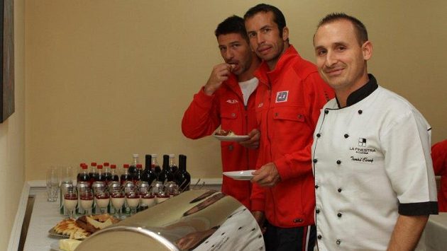Čeští tenisté využívají v kazašské Astaně služeb vlastního kuchaře (vpravo). Čeští tenisté využívají v kazašské Astaně služeb vlastního kuchaře (vpravo).