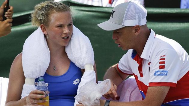 Kateřina Siniaková naslouchá pokynům kapitána Petra Pály. Kateřina Siniaková naslouchá pokynům kapitána Petra Pály.