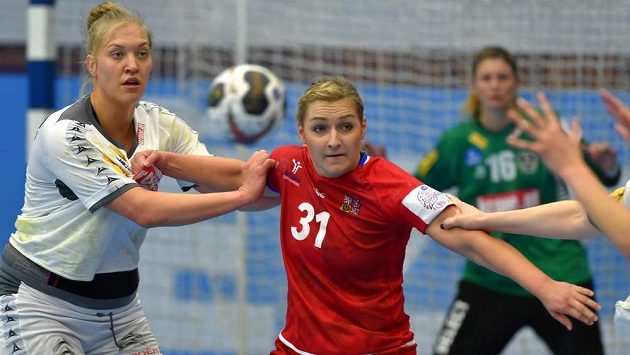 Přípravný turnaj házenkářek O štít města Chebu. Zleva jsou Stefanie Kaiserová z Rakouska a Alena Šetelíková z ČR. Přípravný turnaj házenkářek O štít města Chebu. Zleva jsou Stefanie Kaiserová z Rakouska a Alena Šetelíková z ČR.