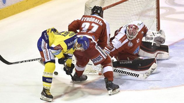 Zleva Pavel Klhůfek ze Zlína, Martin Vyrůbalík z Olomouce a brankář Olomouce Branislav Konrád. Zleva Pavel Klhůfek ze Zlína, Martin Vyrůbalík z Olomouce a brankář Olomouce Branislav Konrád.