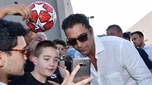 Brankář Gianluigi Buffon se podepisuje fanouškům Juventusu před zdravotní prohlídkou ve staronovém klubu. Brankář Gianluigi Buffon se podepisuje fanouškům Juventusu před zdravotní prohlídkou ve staronovém klubu.