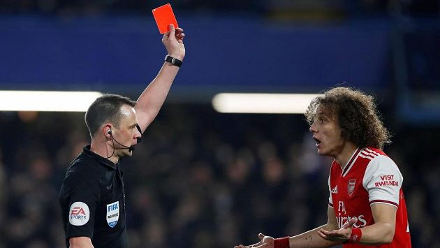 Obránce Arsenalu David Luiz dostává červenou kartu v duelu s Chelsea. Obránce Arsenalu David Luiz dostává červenou kartu v duelu s Chelsea.