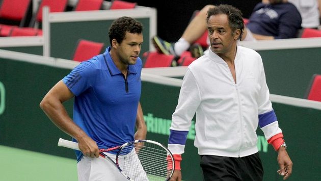 Francouzský tenista Jo-Wilfried Tsonga (vlevo) s nehrajícím kapitánem Yannickem Noahem. Francouzský tenista Jo-Wilfried Tsonga (vlevo) s nehrajícím kapitánem Yannickem Noahem.