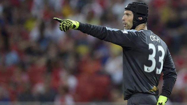 Brankář Arsenalu Petr Čech diriguje své spoluhráče v zápase s Evertonem. Brankář Arsenalu Petr Čech diriguje své spoluhráče v zápase s Evertonem.