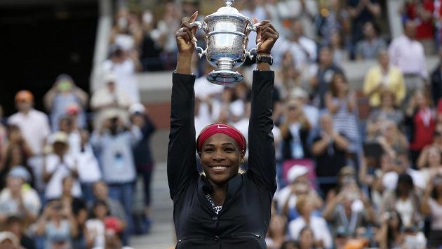 Serena Williamsová pozvedla pohár pro vítězku US Open pošesté v kariéře. Serena Williamsová pozvedla pohár pro vítězku US Open pošesté v kariéře.