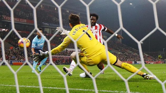 Wilfried Bony ze Stoke City střílí gól v ligovém utkání proti Swansea. Wilfried Bony ze Stoke City střílí gól v ligovém utkání proti Swansea.
