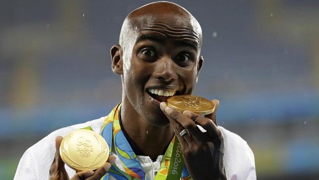 Mo Farah na archivním snímku pózuje fotografům se zlatými olympijskými medailemi z Ria po triumfech v běhu na 5000 a 10 000 metrů. Mo Farah na archivním snímku pózuje fotografům se zlatými olympijskými medailemi z Ria po triumfech v běhu na 5000 a 10 000 metrů.