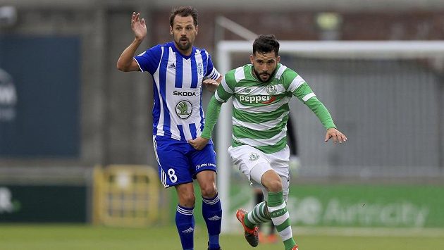 Marek Matějovský (vlevo) v souboji s obráncem Shamrocku Davidem Websterem v prvním zápase v Dublinu. Marek Matějovský (vlevo) v souboji s obráncem Shamrocku Davidem Websterem v prvním zápase v Dublinu.