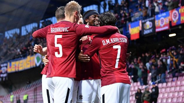 Fotbalisté Sparty slaví gól, do liberecké sítě se trefil Costa. Fotbalisté Sparty slaví gól, do liberecké sítě se trefil Costa.