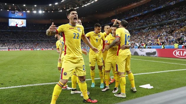 Rumun Cristian Sapunaru (vlevo) se raduje se spoluhráči z proměněné penalty Bogdana Stancua. Rumun Cristian Sapunaru (vlevo) se raduje se spoluhráči z proměněné penalty Bogdana Stancua.