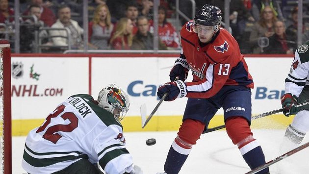 Křídlo Washingtonu Capitals Jakub Vrána (13) před gólmanem Minnesoty Wild Alexem Stalockem (32). Křídlo Washingtonu Capitals Jakub Vrána (13) před gólmanem Minnesoty Wild Alexem Stalockem (32).