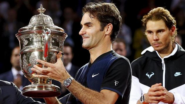 Švýcar Roger Federer s trofejí za vítězství nad Rafaelem Nadalem ze Španělska ve finále v Basileji. Švýcar Roger Federer s trofejí za vítězství nad Rafaelem Nadalem ze Španělska ve finále v Basileji.