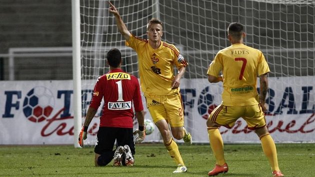 Jan Pázler (uprostřed) se vrací do pražské Dukly. Jan Pázler (uprostřed) se vrací do pražské Dukly.