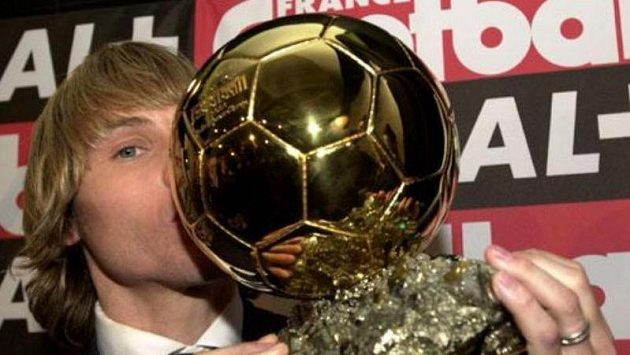 Pavel Nedvěd se Zlatým míčem pro nejlepšího fotbalistu Evropy Pavel Nedvěd se Zlatým míčem pro nejlepšího fotbalistu Evropy