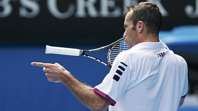 Gesto Radka Štěpánka po prohraném míčku v souboji s Novakem Djokovičem na Australian Open. Gesto Radka Štěpánka po prohraném míčku v souboji s Novakem Djokovičem na Australian Open.