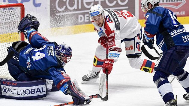 Pardubický útočník Johan Harju před plzeňským brankářem Dominikem Frodlem, vpravo Peter Čerešňák. Pardubický útočník Johan Harju před plzeňským brankářem Dominikem Frodlem, vpravo Peter Čerešňák.