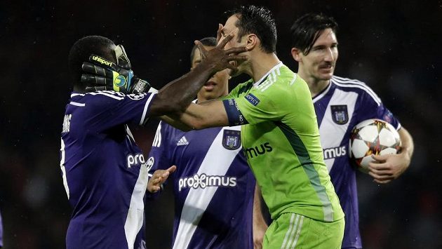 Fotbalisté Anderlechtu slaví bod na hřišti Arsenalu Londýn. Vpředu je brankář Silvio Proto, vlevo obránce Frank Acheampong. Fotbalisté Anderlechtu slaví bod na hřišti Arsenalu Londýn. Vpředu je brankář Silvio Proto, vlevo obránce Frank Acheampong.