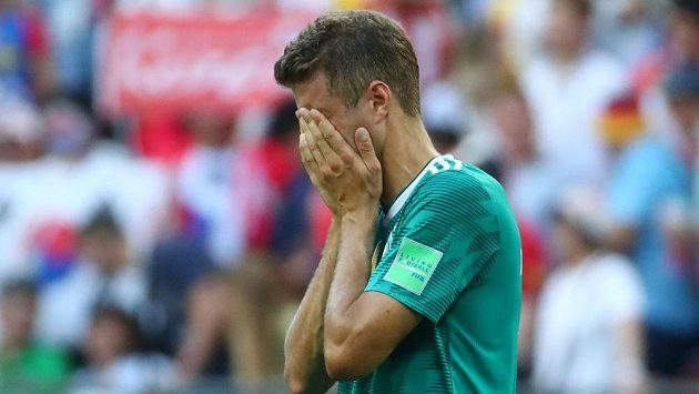 Německý reprezentant Thomas Müller neskrývá zklamání. Obhájci titulu se loučí s MS už po základní skupině. Německý reprezentant Thomas Müller neskrývá zklamání. Obhájci titulu se loučí s MS už po základní skupině.