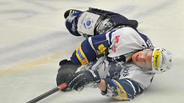 Jakub Jeřábek z Plzně upadl po zákroku Petra Mikuše z hradce. Jakub Jeřábek z Plzně upadl po zákroku Petra Mikuše z hradce.