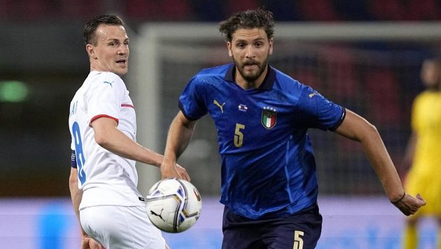 Manuel Locatelli (vpravo) obral o míč Vladimíra Daridu. Manuel Locatelli (vpravo) obral o míč Vladimíra Daridu.