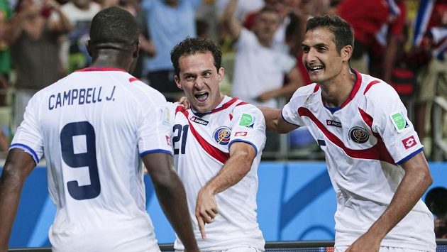 Marco Ureňa (uprostřed) oslavuje se svými spoluhráči z Kostariky třetí gól v síti Uruguaye. Marco Ureňa (uprostřed) oslavuje se svými spoluhráči z Kostariky třetí gól v síti Uruguaye.