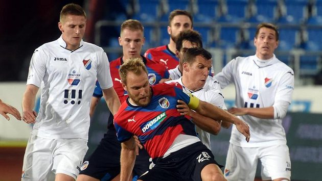Daniel Kolář z Plzně a za ním Martin Dostál z Ostravy. Daniel Kolář z Plzně a za ním Martin Dostál z Ostravy.
