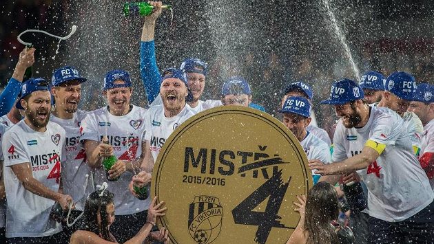 Fotbalisté Viktorie Plzeň oslavují zisk titulu mistra, teď na ni čeká zřejmě v kvalifikaci o LM Karabach. Fotbalisté Viktorie Plzeň oslavují zisk titulu mistra, teď na ni čeká zřejmě v kvalifikaci o LM Karabach.