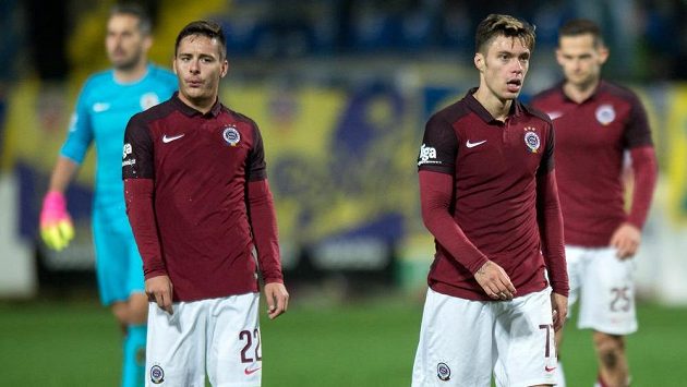 Zklamaní fotbalisté Sparty Praha Daniel Holzer (vlevo) a Václav Kadlec po porážce ve Zlíně. Zklamaní fotbalisté Sparty Praha Daniel Holzer (vlevo) a Václav Kadlec po porážce ve Zlíně.
