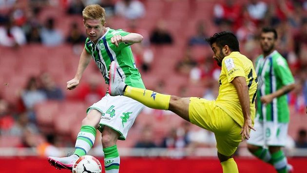 Útočník Wolfsburgu Kevin de Bruyne (vlevo) během přátelského utkání proti španělskému Villarealu. Útočník Wolfsburgu Kevin de Bruyne (vlevo) během přátelského utkání proti španělskému Villarealu.
