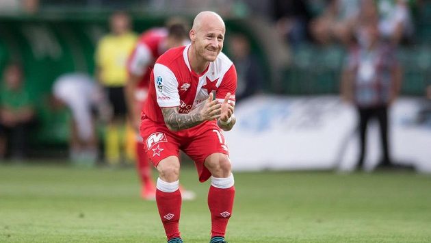 Miroslav Stoch ze Slavie se vyčítavě dívá po spoluhráčích během utkání s Bohemians. Miroslav Stoch ze Slavie se vyčítavě dívá po spoluhráčích během utkání s Bohemians.