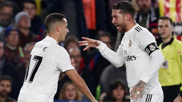 Sergio Ramos (vpravo) se svým spoluhráčem Lucasem Vazquezem. Sergio Ramos (vpravo) se svým spoluhráčem Lucasem Vazquezem.
