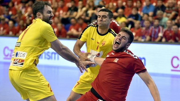 Kiril Lazarov (7) a Nemanja Pribak (21) z Makedonie brání Leoše Petrovského z Česka v úvodním utkání play off kvalifikace mistrovství světa házenkářů. Kiril Lazarov (7) a Nemanja Pribak (21) z Makedonie brání Leoše Petrovského z Česka v úvodním utkání play off kvalifikace mistrovství světa házenkářů.