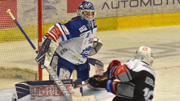 Brankář Brna Lukáš Klimeš a Petr Koblasa z Karlových Varů. Brankář Brna Lukáš Klimeš a Petr Koblasa z Karlových Varů.