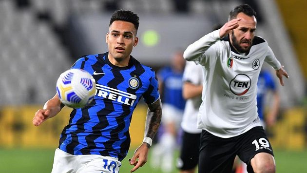 Lautaro Martínez (vlevo) z Interu a Claudio Terzi ze Spezie. Lautaro Martínez (vlevo) z Interu a Claudio Terzi ze Spezie.