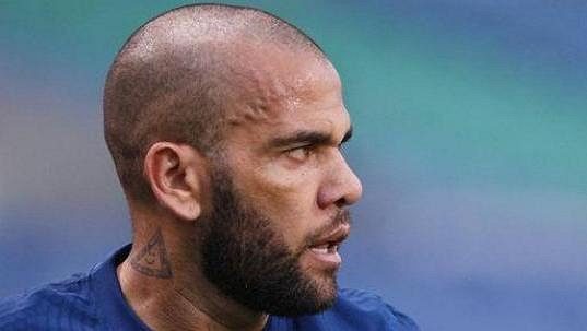 Alves no longer wants to play for Sao Paulo because the club owes him money