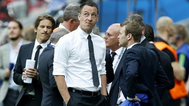 Stoper John Terry, který Chelsea chyběl kvůli vyloučení v semifinálové partii s Barcelonou, prožíval v civilu muka Stoper John Terry, který Chelsea chyběl kvůli vyloučení v semifinálové partii s Barcelonou, prožíval v civilu muka