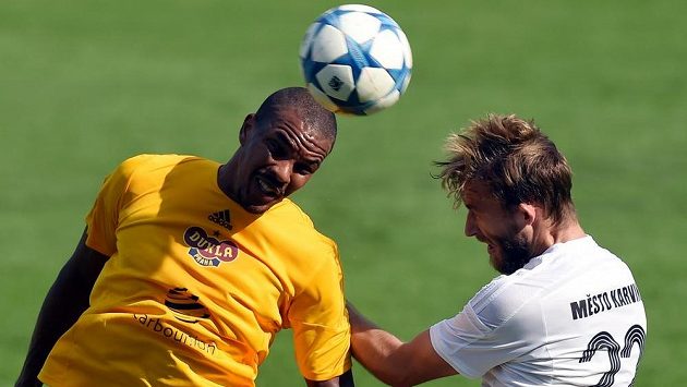 Na místo Jeana-Davida Beauguela (vlevo) se tlačí mladý Afričan... Na místo Jeana-Davida Beauguela (vlevo) se tlačí mladý Afričan...