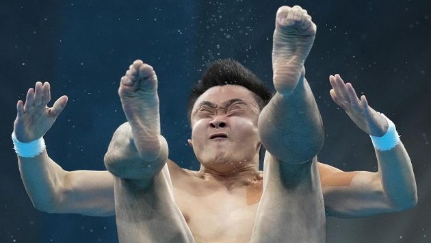 Skoky do vody z desetimetrové věže na olympijských hrách vyhrál Cchao Jüan. Skoky do vody z desetimetrové věže na olympijských hrách vyhrál Cchao Jüan.