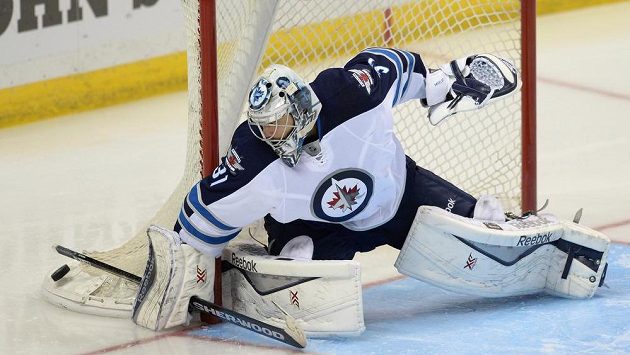 Ondřej Pavelec (31) z Winnipegu při utkání se St. Louis. Ondřej Pavelec (31) z Winnipegu při utkání se St. Louis.