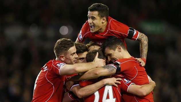 Fotbalisté Liverpoolu se radují z gólu proti Newcastlu. Fotbalisté Liverpoolu se radují z gólu proti Newcastlu.