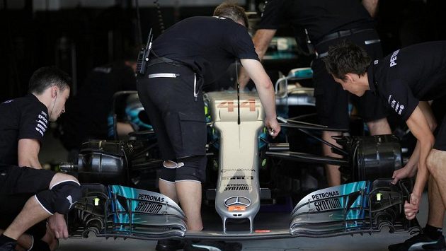 Mechanici stáje Mercedes připravují vůz Lewise Hamiltona při tréninku na Velkou cenu Brazílie v Sao Pulu. Mechanici stáje Mercedes připravují vůz Lewise Hamiltona při tréninku na Velkou cenu Brazílie v Sao Pulu.