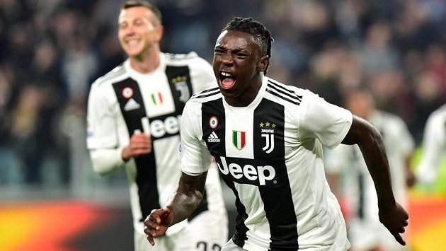 Moise Kean z Juventusu slaví jeden ze svých gólů v utkání proti Udine. Moise Kean z Juventusu slaví jeden ze svých gólů v utkání proti Udine.