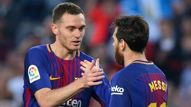Barcelonští Lionel Messi a Thomas Vermaelen oslavují gól proti Villarrealu. Barcelonští Lionel Messi a Thomas Vermaelen oslavují gól proti Villarrealu.