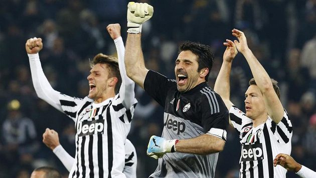 Gianluigi Buffon slaví se svými spoluhráči z Juventusu ligové vítězství. Gianluigi Buffon slaví se svými spoluhráči z Juventusu ligové vítězství.