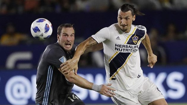 Zlatan Ibrahimovic (vpravo) z LA Galaxy a Brent Kallman z Minnesoty. Zlatan Ibrahimovic (vpravo) z LA Galaxy a Brent Kallman z Minnesoty.