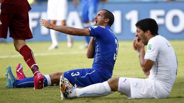 Italský obránce Giorgio Chiellini si drží rameno, uruguayský snajpr Luis Suárez zase chrup. Kousl skutečně italského soupeře? Italský obránce Giorgio Chiellini si drží rameno, uruguayský snajpr Luis Suárez zase chrup. Kousl skutečně italského soupeře?