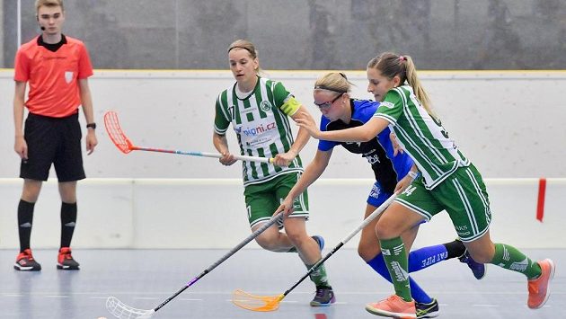 Mezinárodní florbalový turnaj Czech Open, kategorie Elite ženyV kaci jsou zprava Adéla Bočanová z Bohemians, Daniela Westerlundová z Eräviikingitu a Hana Poláková z Bohemians. Mezinárodní florbalový turnaj Czech Open, kategorie Elite ženyV kaci jsou zprava Adéla Bočanová z Bohemians, Daniela Westerlundová z Eräviikingitu a Hana Poláková z Bohemians.
